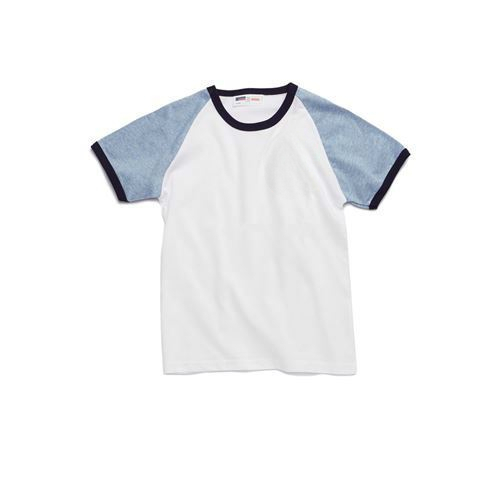 Immagine di T-shirt bianca e azzurra